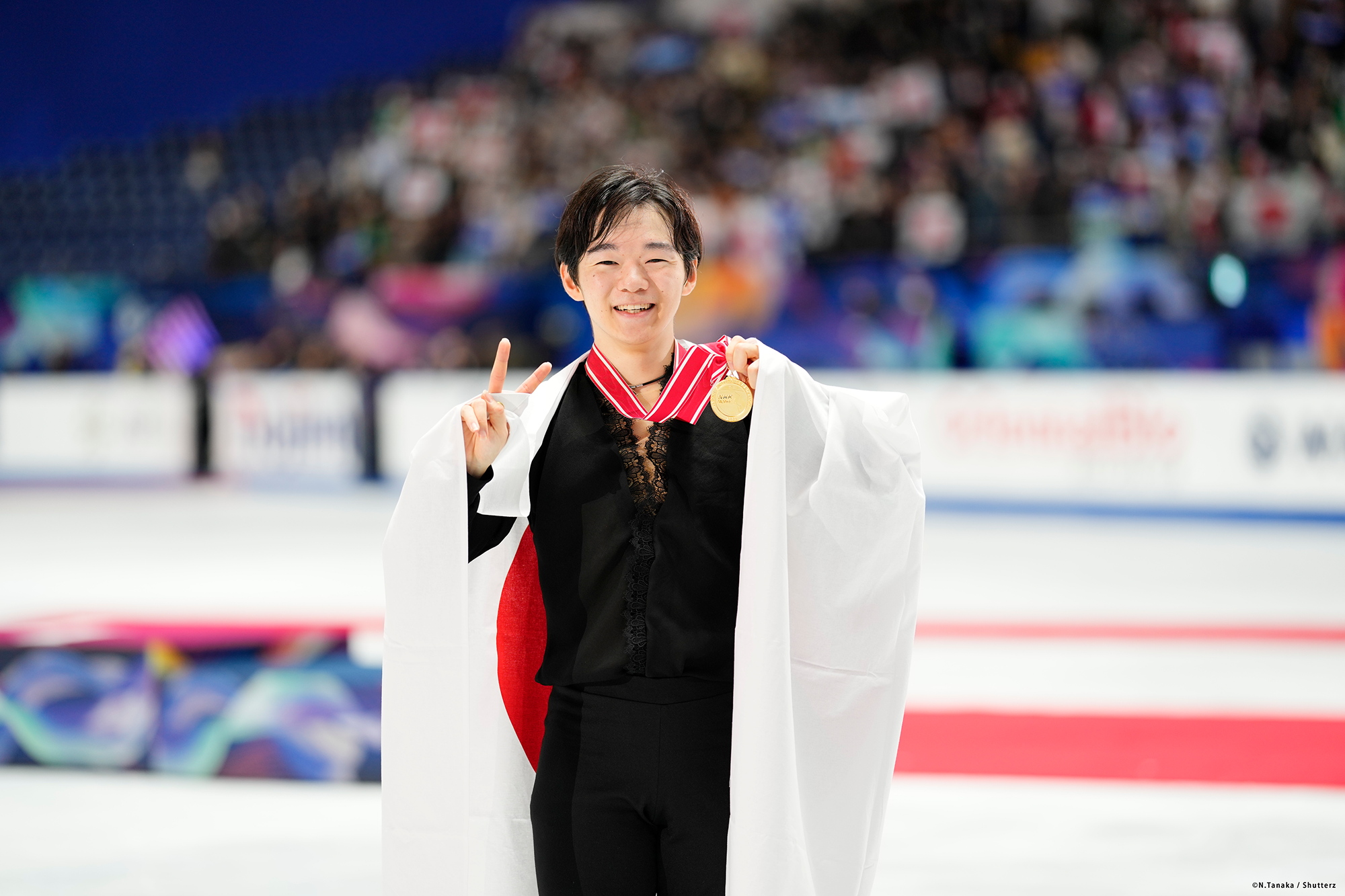 鍵山優真がピースをする写真